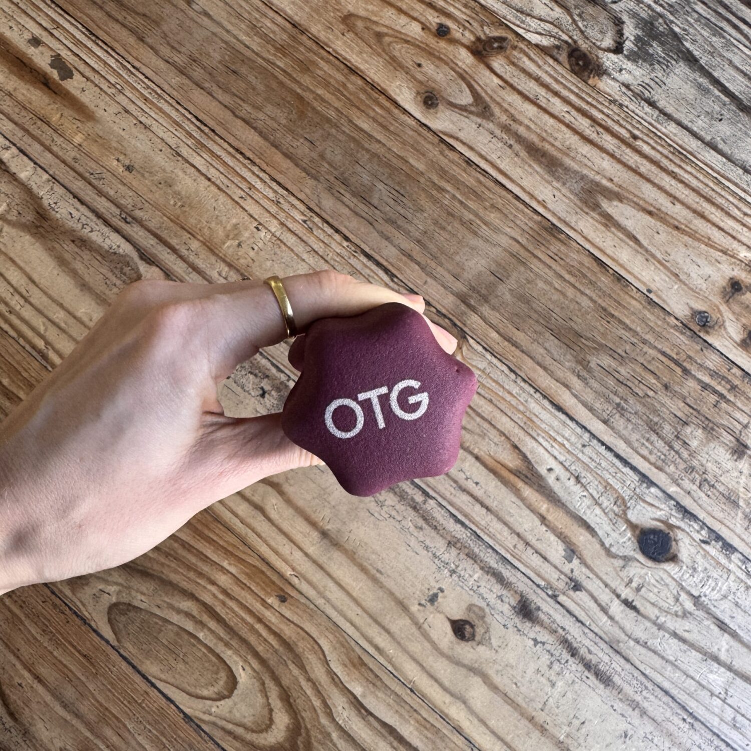 Alternative view of Maroon 1kg Dumbbell (Claremont collection)